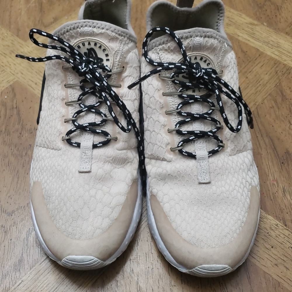 Nike huarache Rare crocodile style in beige cream